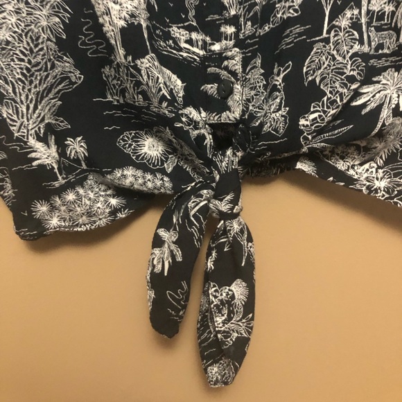 TOPSHOP  Size 2 Black with White Hawaiian Print Tie Front - Picture 5 of 7